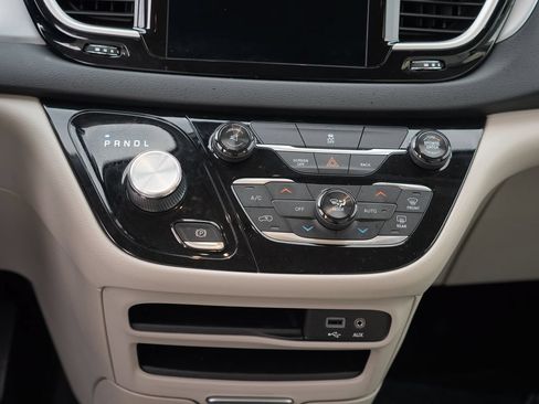 Used 2017 Chrysler Pacifica Touring Plus FWD image 22