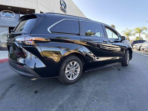 Used 2024 Toyota Sienna XLE FWD image 4