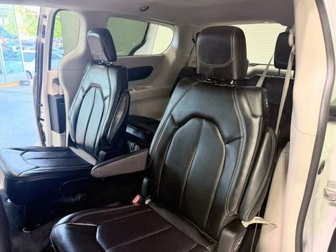Used 2024 Chrysler Pacifica Touring-L FWD image 27