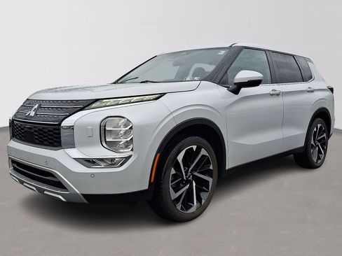 Used 2022 Mitsubishi Outlander SE image 3