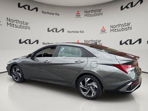 Used 2025 Hyundai Elantra Limited FWD image 3