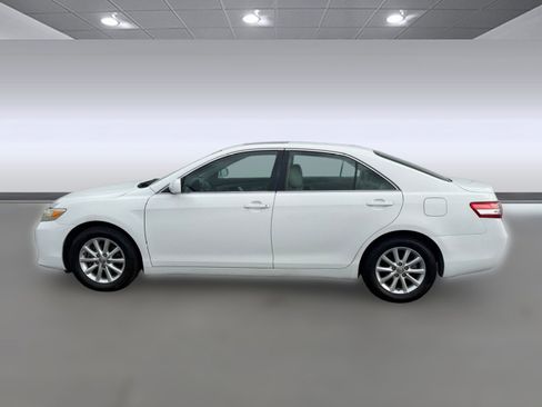 Used 2011 Toyota Camry XLE image 2