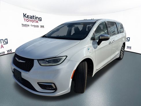 Used 2023 Chrysler Pacifica Limited image 3