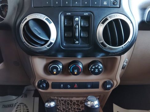 Used 2016 Jeep Wrangler Unlimited Rubicon w/ Connectivity Group AWD/4WD image 34