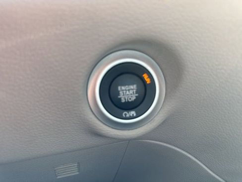 Used 2023 Chrysler Pacifica Limited FWD image 19