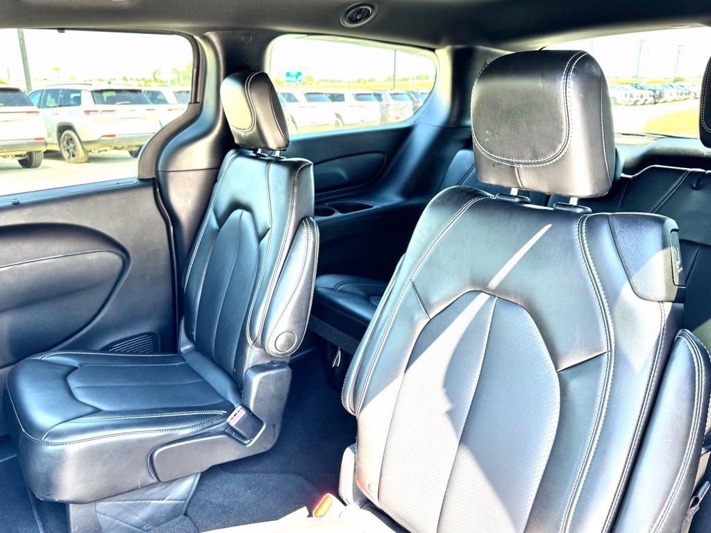 Used 2025 Chrysler Pacifica Select FWD image 13