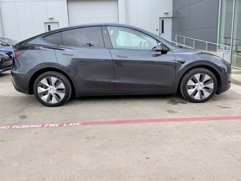 Used 2024 Tesla Model Y Long Range image 11