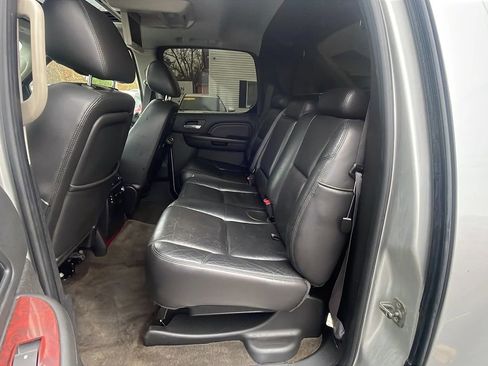 Used 2011 Cadillac Escalade EXT Premium image 19