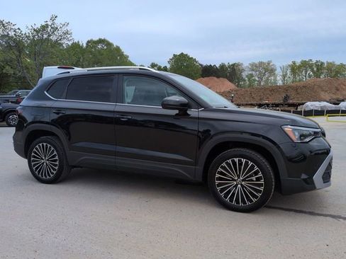 Used 2025 Volkswagen Taos SE FWD image 2