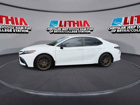 Used 2023 Toyota Camry SE image 4