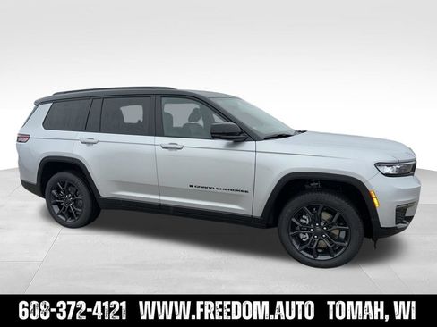 Used 2025 Jeep Grand Cherokee L Limited w/ Trailer Tow Package AWD/4WD image 12