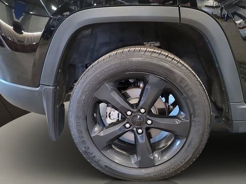 Used 2023 Jeep Grand Cherokee Altitude AWD/4WD image 25