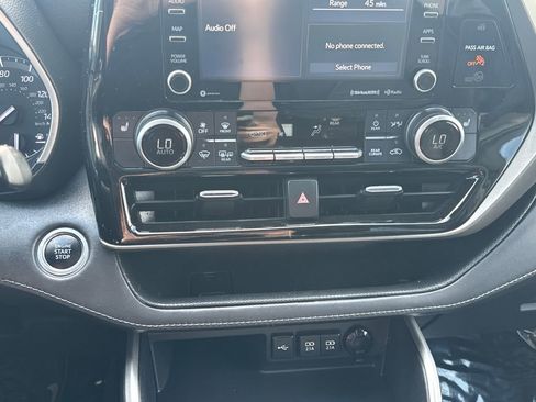 Used 2021 Toyota Highlander XLE AWD/4WD image 27