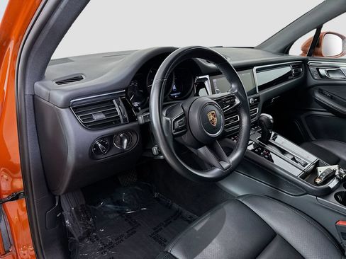 Certified 2023 Porsche Macan AWD/4WD image 4