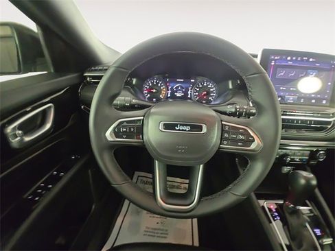 Used 2025 Jeep Compass Latitude w/ Convenience Group image 12