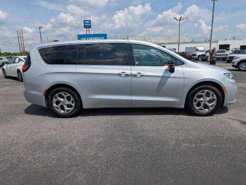 Used 2024 Chrysler Pacifica Limited FWD image 8