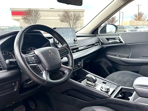Used 2024 Mitsubishi Outlander SE image 9