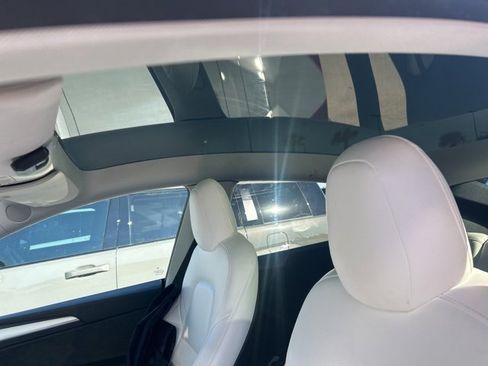 Used 2022 Tesla Model Y Long Range image 11