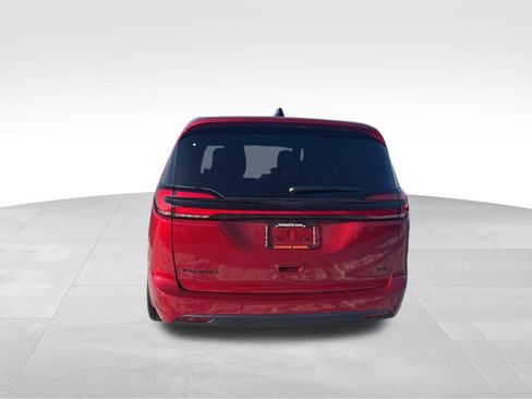 New 2026 Chrysler Pacifica Select image 4