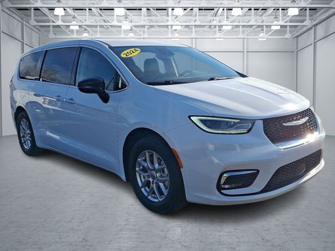 Used 2024 Chrysler Pacifica Touring-L image 7