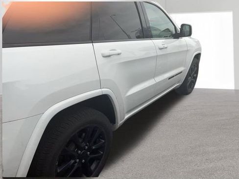 Used 2020 Jeep Grand Cherokee Altitude AWD/4WD image 2