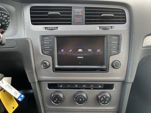 Used 2017 Volkswagen Golf S image 12