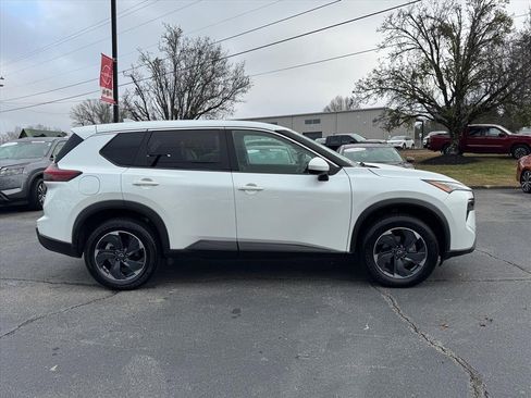 Used 2024 Nissan Rogue SV image 2