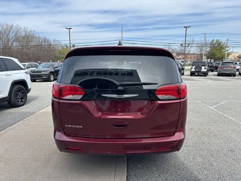 Used 2023 Chrysler Voyager LX image 6