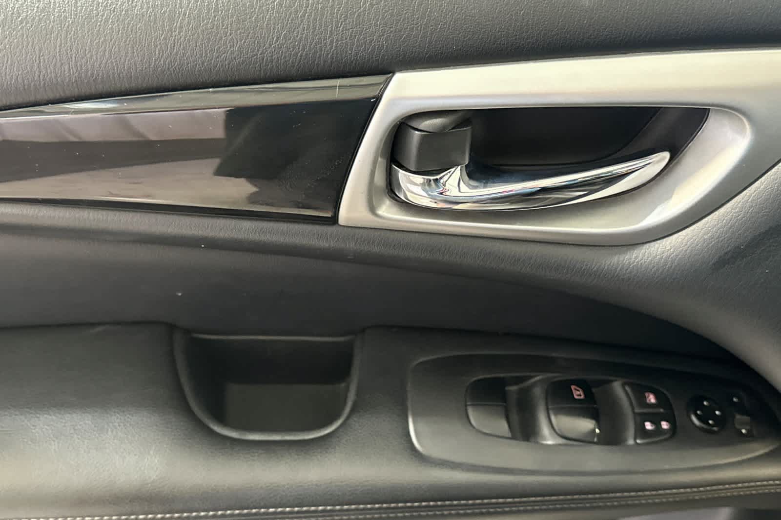 Used 2020 Nissan Pathfinder S AWD/4WD image 15