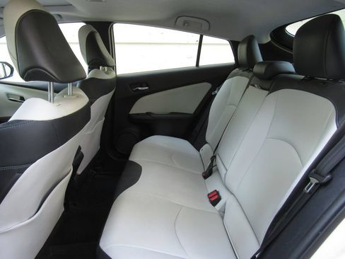 Certified 2018 Toyota Prius Four w/ Advanced Technology Package FWD image 16