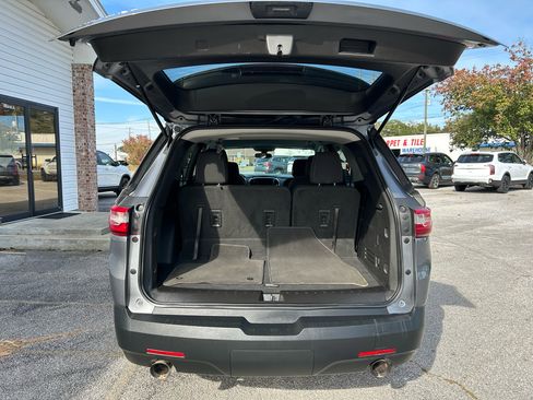Used 2020 Chevrolet Traverse LT image 39