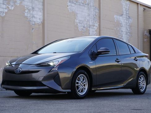Used 2017 Toyota Prius Two FWD image 1