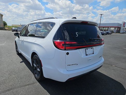 Used 2025 Chrysler Pacifica Limited FWD image 3