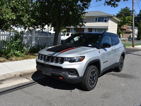 Used 2025 Jeep Compass Trailhawk AWD/4WD image 2