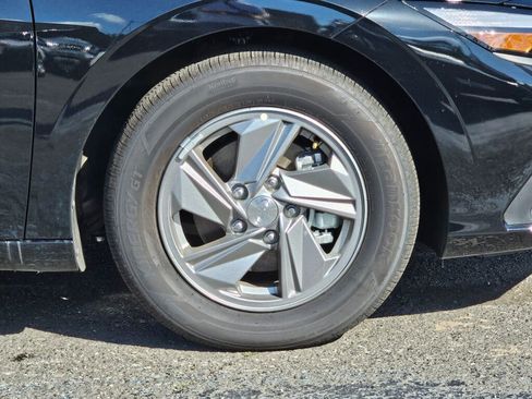 Used 2025 Hyundai Elantra SE image 9