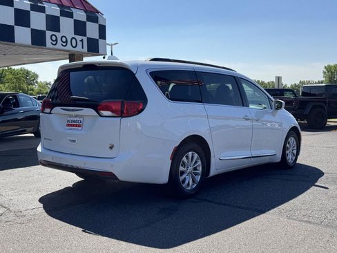 Used 2017 Chrysler Pacifica Touring-L FWD image 7