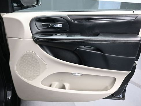 Used 2016 Dodge Grand Caravan SE image 42