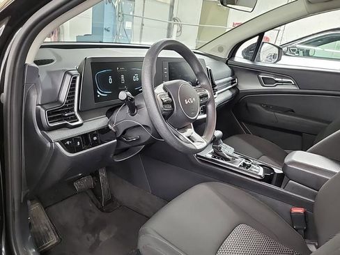 Used 2025 Kia Sportage LX image 4