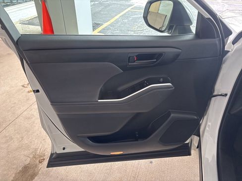 Used 2024 Toyota Highlander LE image 6