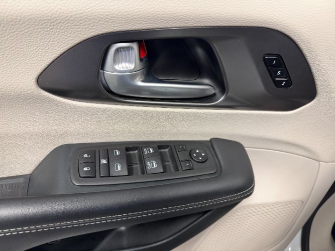 Used 2024 Chrysler Pacifica Limited FWD image 10