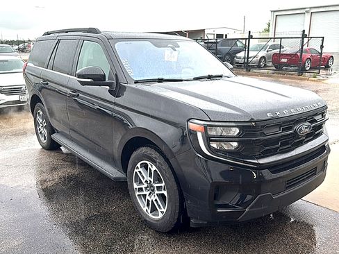 Used 2025 Ford Expedition Active AWD/4WD image 2