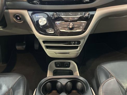 Used 2018 Chrysler Pacifica Touring-L image 24
