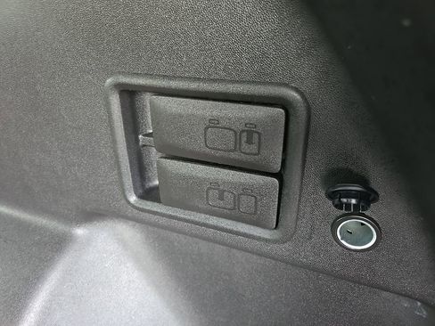 Used 2023 Chevrolet Equinox Premier FWD image 97
