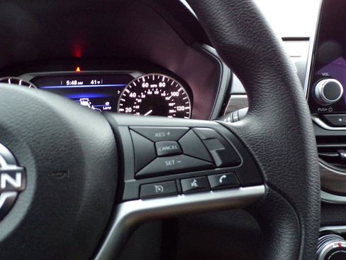 Used 2024 Nissan Altima 2.5 SV FWD image 18