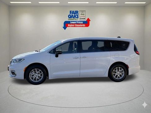 Used 2025 Chrysler Pacifica Select FWD image 12