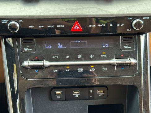 Used 2024 Kia Carnival EX image 26