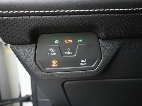 Used 2024 Volkswagen Atlas SE AWD/4WD image 16