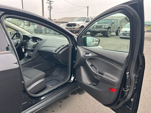 Used 2017 Ford Focus SE FWD image 23
