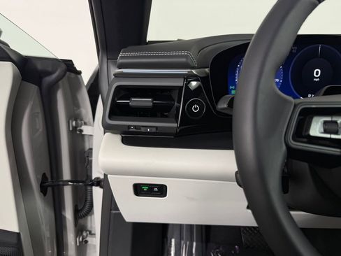 New 2026 Porsche Macan Electric image 25