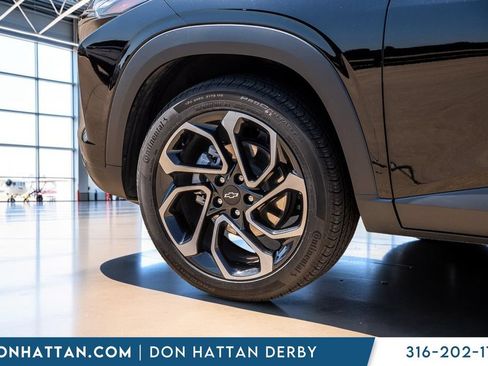Used 2025 Chevrolet Trax RS FWD image 32